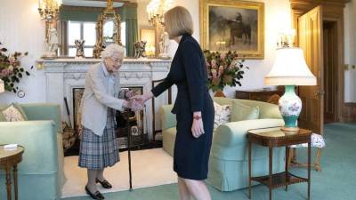 Fotos de la reina Isabel II con la mano morada habrían encendido alarmas sobre su salud Fotos de la reina Isabel II con la mano morada habrían encendido alarmas sobre su salud