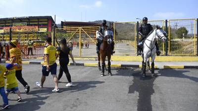 Hinchas fueron secuestrados a la salida del estadio Monumental: polic&iacute;as lograron rescatarlos de un veh&iacute;culo