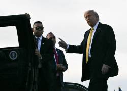 El presidente estadounidense Donald Trump desciende del Air Force One en el Aeropuerto Internacional de Miami, el 2 de mayo de 2026.
