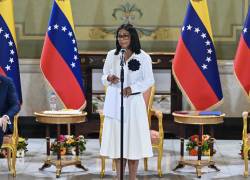 La presidenta interina de Venezuela, Delcy Rodríguez (C), habla junto al vicepresidente sectorial de Economía y Finanzas, Calixto Ortega (I), y la ministra de Petróleo e Hidrocarburos, Paula Henao, el pasado 13 de abril.