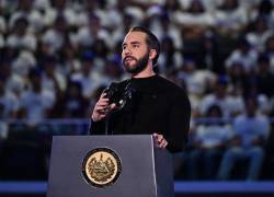 El presidente de El Salvador, Nayib Bukele, hace un gesto mientras pronuncia un discurso en el Gimnasio Nacional Adolfo Pineda, en San Salvador.
