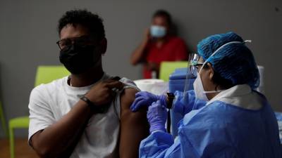 Las vacunas de refuerzo evitan en un 80 % que &oacute;micron provoque casos graves