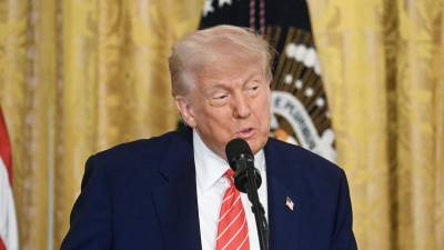 Donald Trump insta a la Corte Suprema a poner fin al estatus legal de más de medio millón de migrantes Donald Trump insta a la Corte Suprema a poner fin al estatus legal de más de medio millón de migrantes