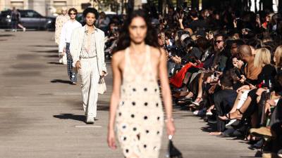 Stella McCartney lleva al jet-set al mercado para su pasarela de moda sostenible en París Stella McCartney lleva al jet-set al mercado para su pasarela de moda sostenible en París