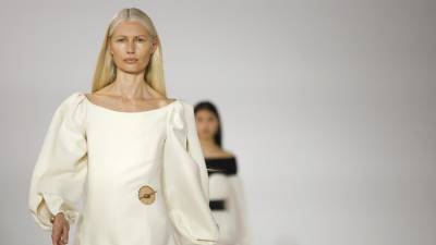 La sobriedad se impone en París de la mano de Chloé y Givenchy La sobriedad se impone en París de la mano de Chloé y Givenchy