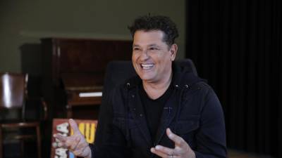 Carlos Vives viaja a sus orígenes en un "carro Ford" para su nuevo documental Carlos Vives viaja a sus orígenes en un "carro Ford" para su nuevo documental