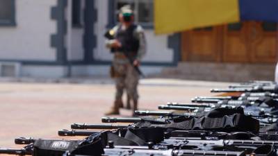 Interceptan a 150 millas de Galápagos un cargamento de 122 fusiles y 48 pistolas Interceptan a 150 millas de Galápagos un cargamento de 122 fusiles y 48 pistolas