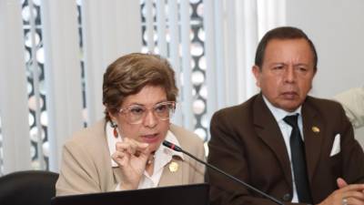 Ministra de Trabajo dice que críticas a suspensión de Verónica Abad buscan desprestigiar Ministra de Trabajo dice que críticas a suspensión de Verónica Abad buscan desprestigiar