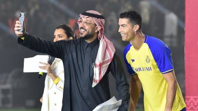 Un magnate saudita paga 2,6 millones de dólares por una entrada para ver a Messi y Cristiano Ronaldo Un magnate saudita paga 2,6 millones de dólares por una entrada para ver a Messi y Cristiano Ronaldo