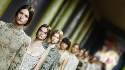 Dior apuesta todo al beige y a la artesanía en su desfile de Alta Costura Dior apuesta todo al beige y a la artesanía en su desfile de Alta Costura