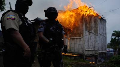 Más de mil policías y militares allanan el cerro 'Las Cabras' para combatir el crimen organizado en Durán Más de mil policías y militares allanan el cerro 'Las Cabras' para combatir el crimen organizado en Durán