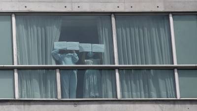 Personas muestran un cartel en una ventana del hotel Decápolis este martes en Ciudad de Panamá. Personas muestran un cartel en una ventana del hotel Decápolis este martes en Ciudad de Panamá.