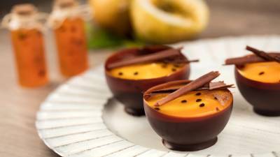 Medias Esferas de chocolate con mousse de maracuyá Medias Esferas de chocolate con mousse de maracuyá