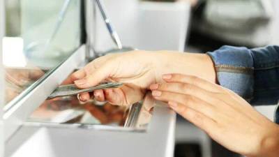 Cajera de banco entrega por error más de 14 mil dólares a un cliente en Bolivia Cajera de banco entrega por error más de 14 mil dólares a un cliente en Bolivia