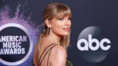 Taylor Swift estrena un avance de las canciones que est&aacute; regrabando