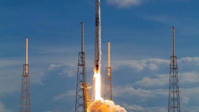 La compañía SpaceX lanza 60 satélites del proyecto StarLink al espacio La compañía SpaceX lanza 60 satélites del proyecto StarLink al espacio