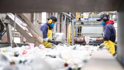 Plástico reciclado da vida a nuevos productos Plástico reciclado da vida a nuevos productos