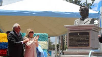En Quito se desvela busto en homenaje a Néstor Kirchner En Quito se desvela busto en homenaje a Néstor Kirchner