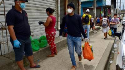 ¿Realmente ayuda a prevenir el contagio de covid-19 quitarse la ropa al entrar a la casa y lavar los productos? ¿Realmente ayuda a prevenir el contagio de covid-19 quitarse la ropa al entrar a la casa y lavar los productos?