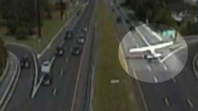 Impresionante aterrizaje de una avioneta en una carretera