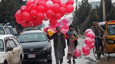 Vendedores de globos en Mazar tratando de vender el día de San Valentín. Vendedores de globos en Mazar tratando de vender el día de San Valentín.