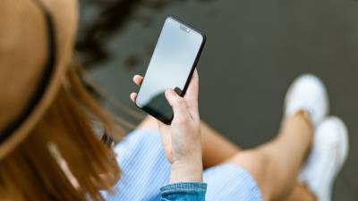 VIDEO: El método para evitar el robo de celulares que turistas utilizan al caminar por Barcelona VIDEO: El método para evitar el robo de celulares que turistas utilizan al caminar por Barcelona