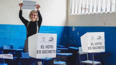 Varios candidatos a la alcaldía de Guayaquil y Prefectura del Guayas ya ejercieron su derecho al voto Varios candidatos a la alcaldía de Guayaquil y Prefectura del Guayas ya ejercieron su derecho al voto