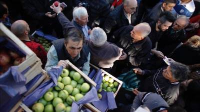 Agricultores regalan fruta como protesta por cobrar una "miseria" Agricultores regalan fruta como protesta por cobrar una "miseria"