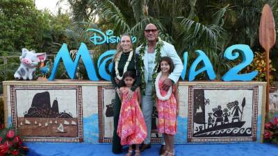 Dwayne Johnson junto a su esposa, Lauren Hashian y sus hijas, Tiana Johnson y Jasmine Johnson durante la premiere de Moana 2. Dwayne Johnson junto a su esposa, Lauren Hashian y sus hijas, Tiana Johnson y Jasmine Johnson durante la premiere de Moana 2.
