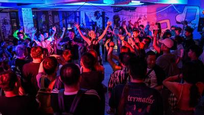Sordos y oyentes se juntan para bailar en una discoteca inclusiva de Shanghái Sordos y oyentes se juntan para bailar en una discoteca inclusiva de Shanghái