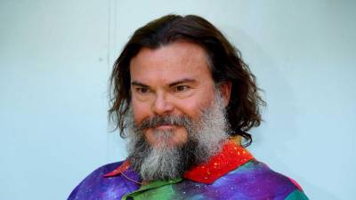 Jack Black decidió usar su humor para evitar que el paparazzi lo fotografíe en su día de descanso. Jack Black decidió usar su humor para evitar que el paparazzi lo fotografíe en su día de descanso.