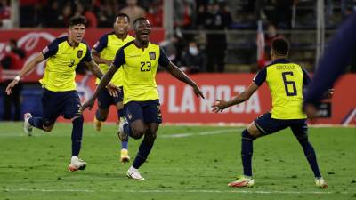 Con goles de Estupiñán y Caicedo, Ecuador pega duro golpe a Chile Con goles de Estupiñán y Caicedo, Ecuador pega duro golpe a Chile