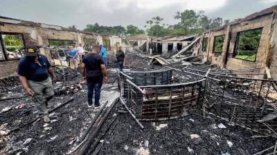 Colegiala provocó incendio que mató a 19 menores en Guyana debido a que una supervisora le quitó su celular Colegiala provocó incendio que mató a 19 menores en Guyana debido a que una supervisora le quitó su celular
