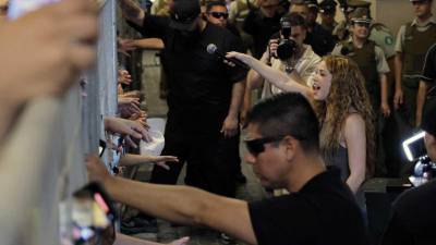 La cantante aclara que los problemas de montaje han sido responsabilidad de las productoras locales y no de su equipo de producción. Por tal motivo, decidió dar un pequeño concierto desde su hotel en Santiago de Chile. 