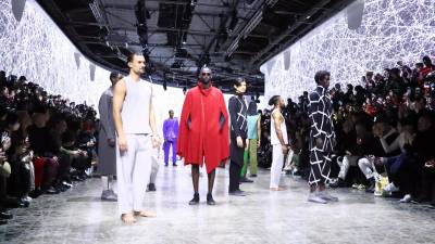 Pliegues y curvas en la ropa urbana del "hombre plisado" de Issey Miyake Pliegues y curvas en la ropa urbana del "hombre plisado" de Issey Miyake