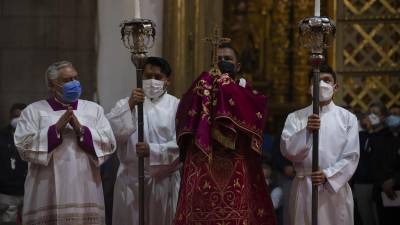 El "Arrastre de caudas" de Quito, un ritual santo que resiste a la extinción El "Arrastre de caudas" de Quito, un ritual santo que resiste a la extinción