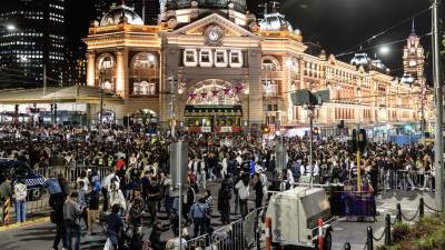 La gente se agolpa en St. Kilda Road durante las celebraciones de Nochevieja en Melbourne, Australia, el 31 de diciembre de 2023.