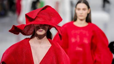 Issey Miyake trae color, humor y poes&iacute;a a la Semana de la Moda de Par&iacute;s, mientras Sarah Burton se estrena con Givenchy