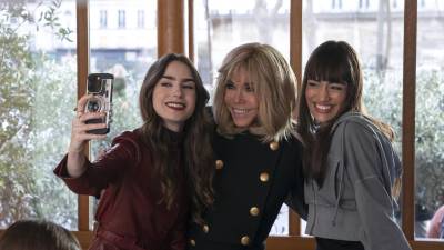 &quot;Emily en Par&iacute;s&quot; tiene nuevo personaje: la primera dama de Francia, Brigitte Macron
