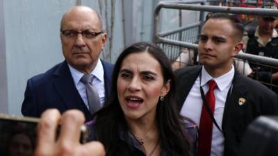 Microvistazo | Ver&oacute;nica Abad regresa a Ecuador en plena campa&ntilde;a y desaf&iacute;a a Daniel Noboa