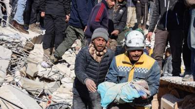 Supervivientes son rescatados en Turqu&iacute;a y Siria tras potente terremoto que deja m&aacute;s de 11.200 muertos