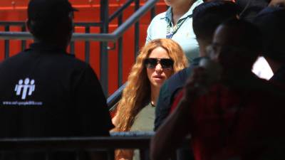 Shakira es acusada de empujar a una fanática Shakira es acusada de empujar a una fanática