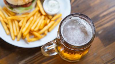 La comida rápida, generalmente que es rica de grasa saturada y azúcares, así como también el alcohol afectan la salud. La comida rápida, generalmente que es rica de grasa saturada y azúcares, así como también el alcohol afectan la salud.