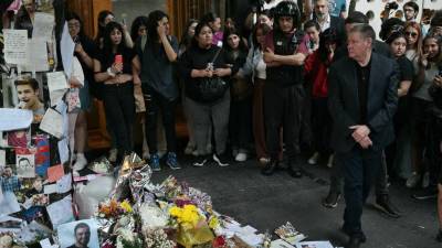 Geoff Payne, padre de Liam Payne, visitó el altar que fanáticas realizaron fuera del hotel en el que falleció el cantante. 