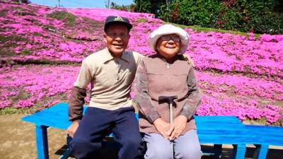 Hermoso gesto de un esposo que plantó flores para su esposa ciega Hermoso gesto de un esposo que plantó flores para su esposa ciega