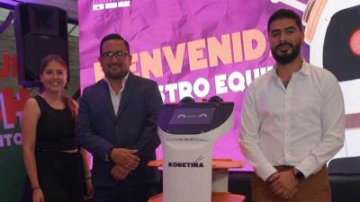 La primera robot camarera de Guayaquil sirve sushi y te canta feliz cumpleaños La primera robot camarera de Guayaquil sirve sushi y te canta feliz cumpleaños