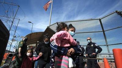 Corte de EEUU niega mantener norma sanitaria que permite expulsar de inmediato a migrantes de frontera con México Corte de EEUU niega mantener norma sanitaria que permite expulsar de inmediato a migrantes de frontera con México
