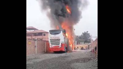 Violento ataque en Huaquillas: chofer de bus muere quemado tras asalto de extorsionadores Violento ataque en Huaquillas: chofer de bus muere quemado tras asalto de extorsionadores