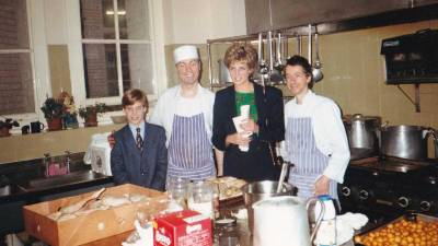 El príncipe William junto a su madre, la princesa Diana, durante su visita a la fundación para persoans sin hogar 'The Passage', en diciembre de 1993. El príncipe William junto a su madre, la princesa Diana, durante su visita a la fundación para persoans sin hogar 'The Passage', en diciembre de 1993.
