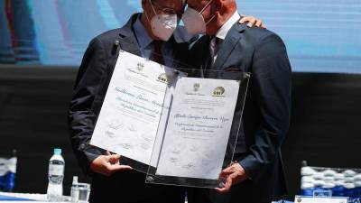 CNE entrega credenciales al binomio presidencial electo; Lasso critica "trueque político" CNE entrega credenciales al binomio presidencial electo; Lasso critica "trueque político"